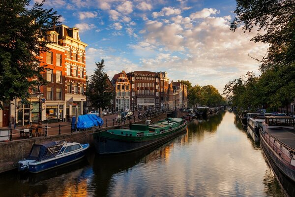 Barcos en el canal del río