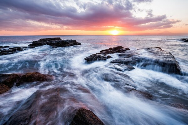 Paysage de mer au Japon au coucher du soleil