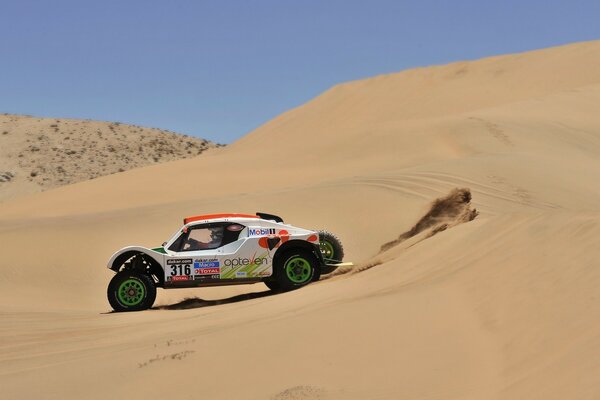 سيارة في فترة ما بعد الظهر في الصحراء المشمسة