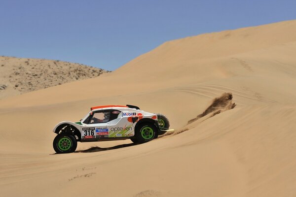 Coche de día en el desierto soleado