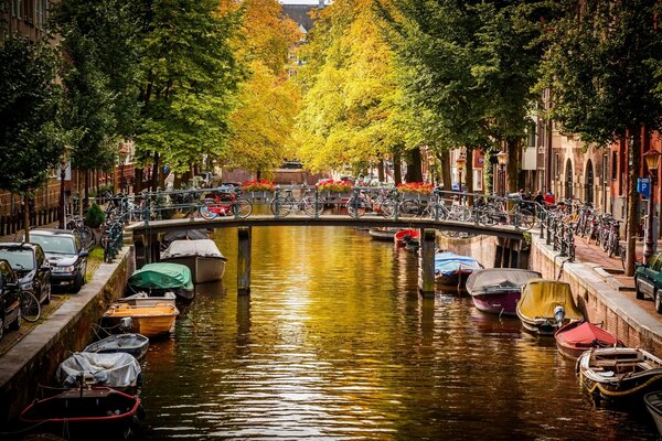 Canal de agua en medio de la ciudad