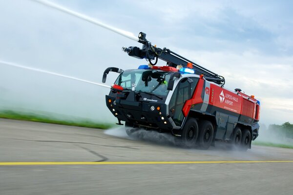 Un camion de pompiers roule vite sur la route