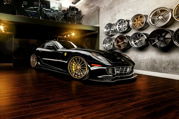 Voiture Ferrari noire sur parquet