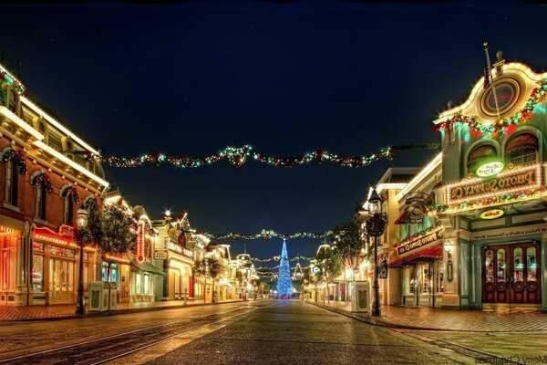 La ciudad se prepara para la Navidad. Iluminación