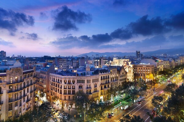 Spanische lebendige Stadt am Abend