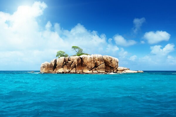 جزيرة وحيدة في وسط المحيط