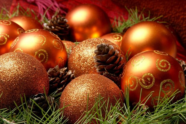 Décorations de Noël sur l arbre de Noël sous la forme de boules de verre