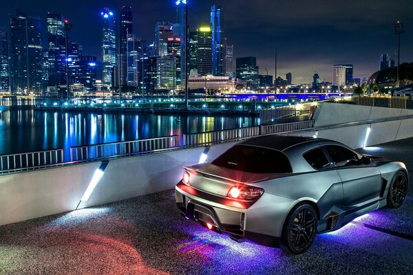 Coche deportivo en el fondo de la ciudad nocturna