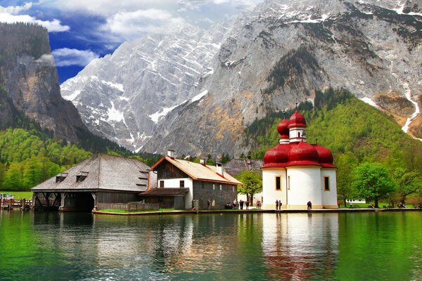 Ein See in Deutschland inmitten der Berge