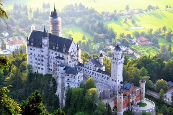 Das weiße Schloss in den grünen Bergen Deutschlands