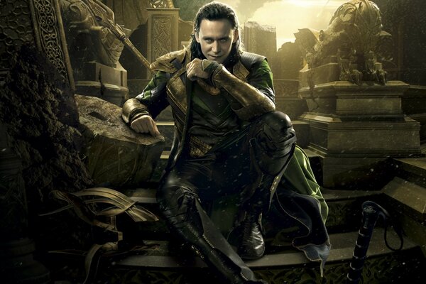 Loki est assis et regarde sans casque