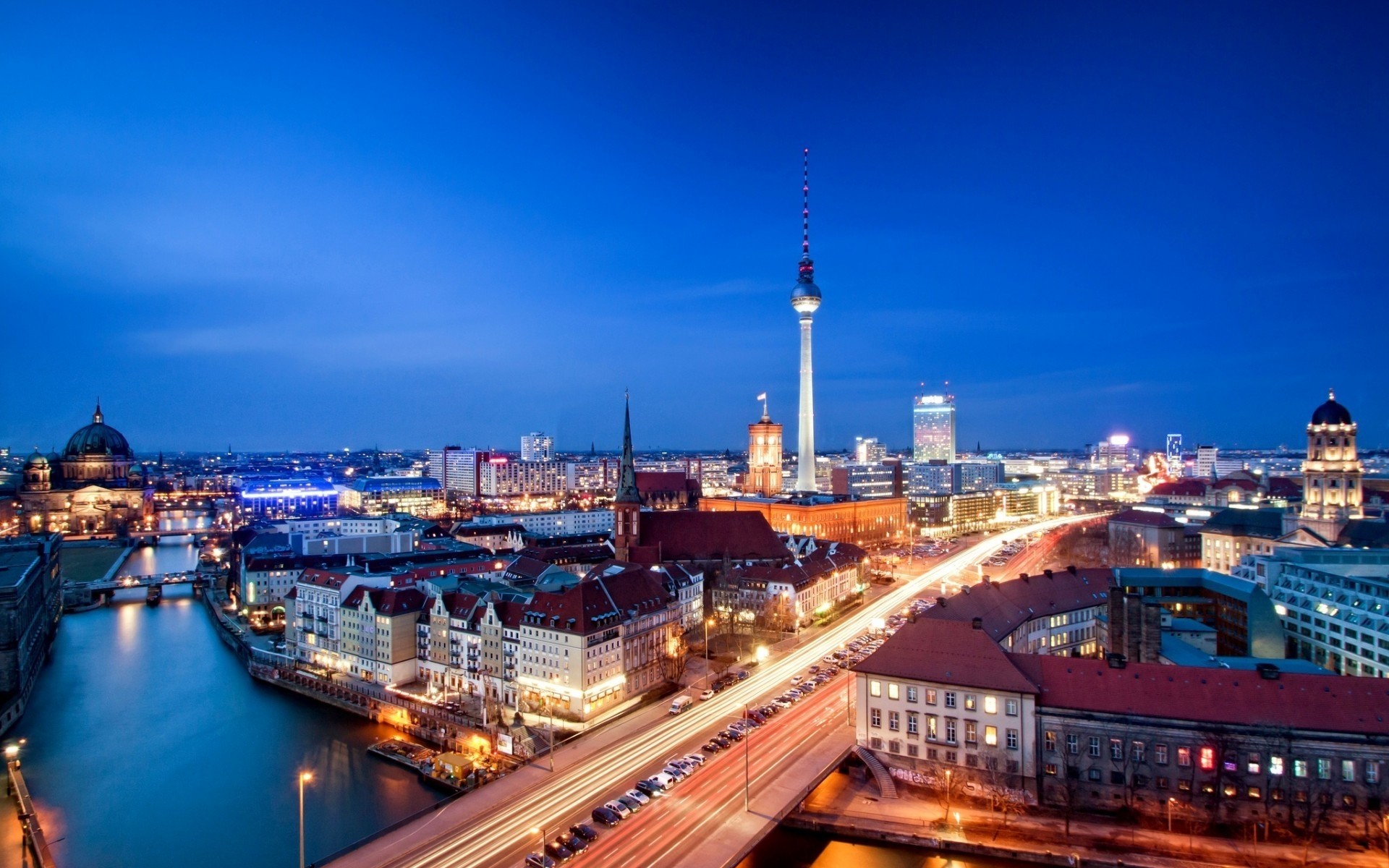 niemcy architektura podróże miasto zmierzch miasto niebo woda wieczorem skyline dom podświetlany most rzeka zachód słońca ruch na zewnątrz wieżowiec miejski biznes berlin alexanderplatz krajobraz