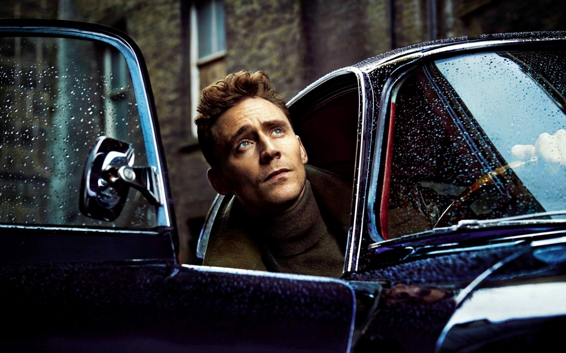 hombre coche coche sistema de transporte solo adulto mujer ventanas conductor hombre parabrisas interior expresión facial retrato tom hiddleston