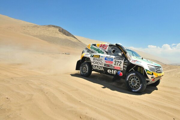 Voiture de course sur le sable dans le désert