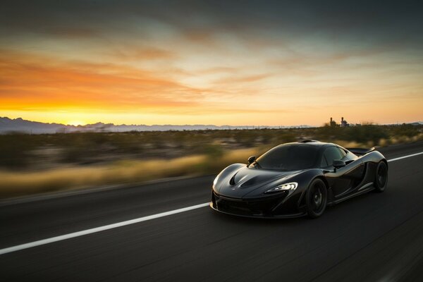 Ein Auto fliegt im Sonnenuntergang über den Asphalt