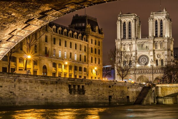 Die Reise nach Frankreich ist für seine Architektur interessant