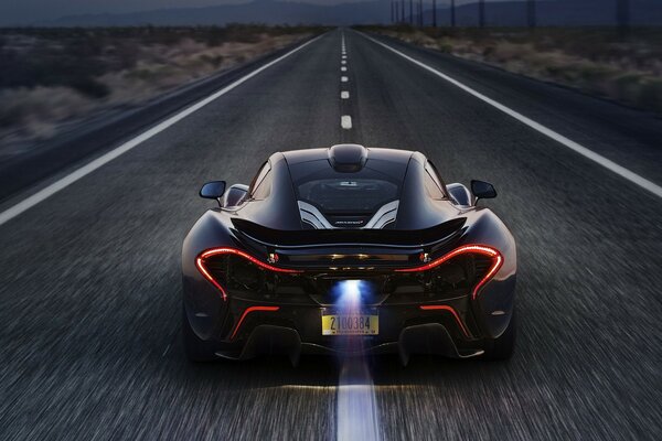 McLaren recorre el circuito nocturno