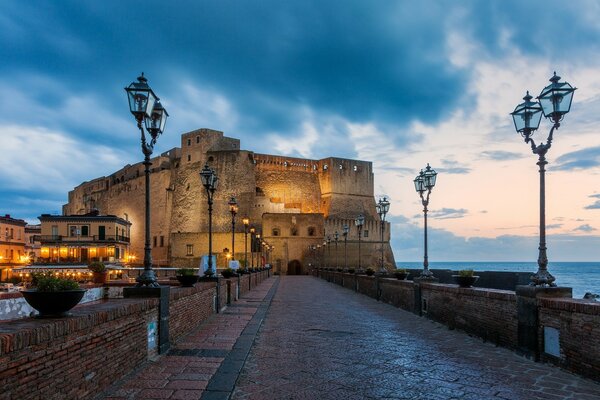 Castillo-fortaleza en el fondo del mar de la tarde