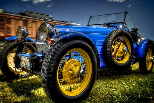 Coche azul sobre ruedas grandes