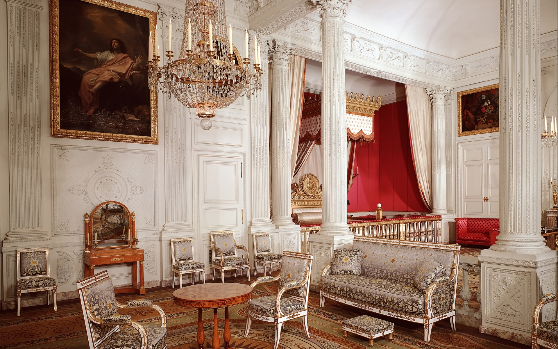 frankreich möbel zimmer innenarchitektur drinnen zuhause teppich haus tisch platz stuhl kronleuchter innen luxus herrenhaus kamin fenster sessel lampe boden palast design sofa