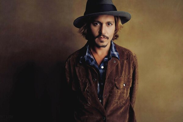 Johnny Depp su sfondo grigio