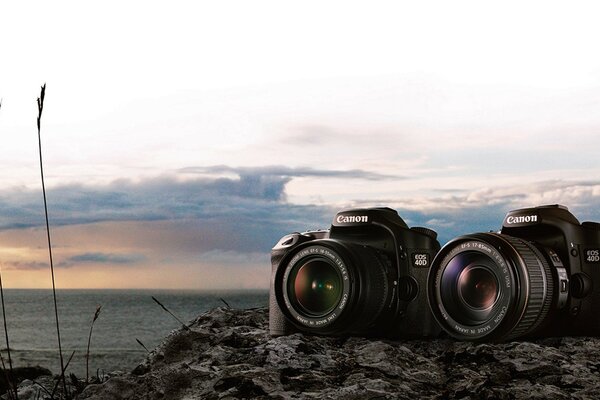 Dos cámaras Canon con un hermoso paisaje