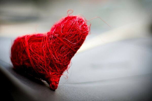 Coeur rouge vif de fils