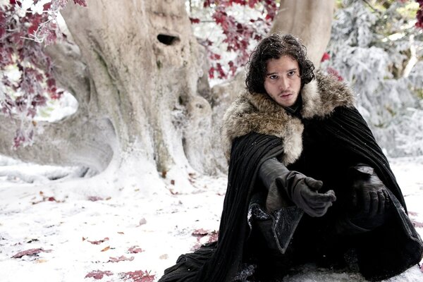 Jon snow sitzt im Schnee