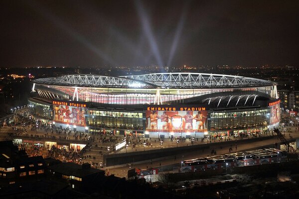 Großes Stadion in der Nacht mit leuchtenden Lichtern