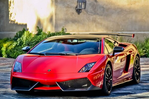 Необычный дизайн красного суперкара Lamborghini