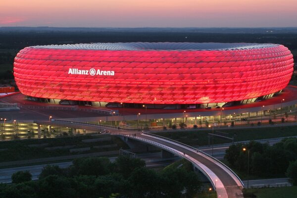 Grande estádio com iluminação vermelha