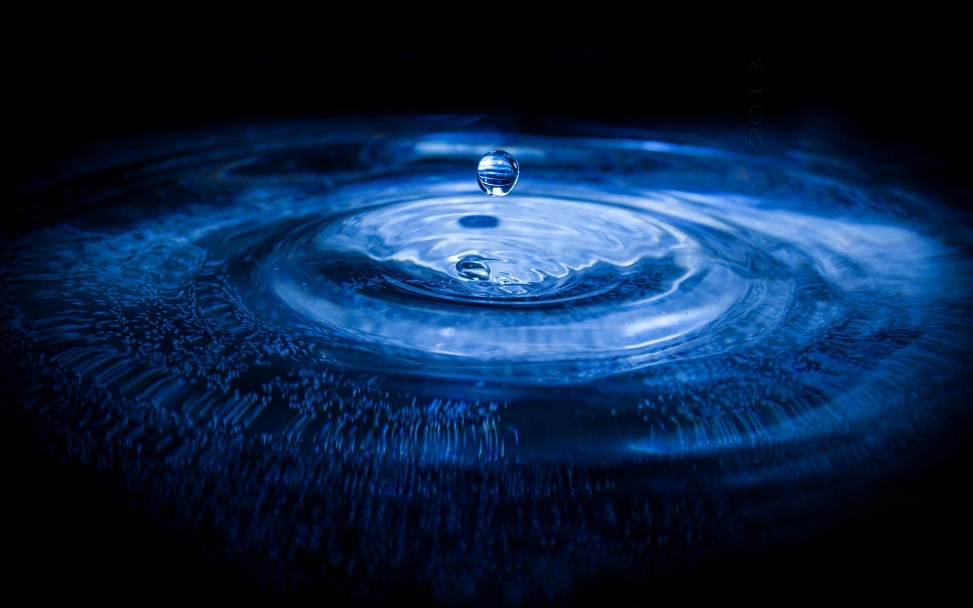 abstracción agua movimiento gota húmedo limpio lluvia reflexión splash planeta luna momento ondulación bajo el agua gotas frío luz onda limpio redondo gotas