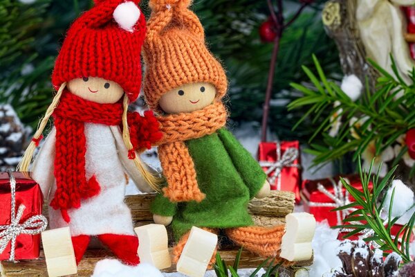 Amiche in un cappello lavorato a maglia e sciarpe, fai un regalo con le tue mani