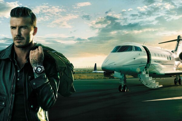 David Beckham im Hintergrund eines Flugzeugs