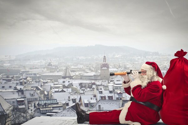 Winterlandschaft. Weihnachtsmann mit Geschenken