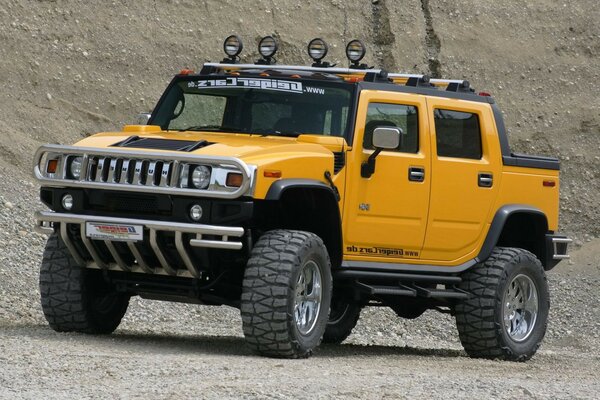 Orange SUV mit Taschenlampen