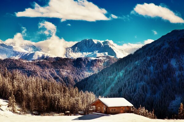 Hiver dans les montagnes et le cœur