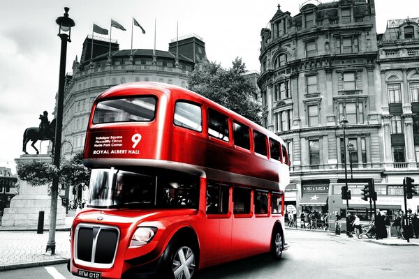 Doppelstockbus auf der britischen Straße