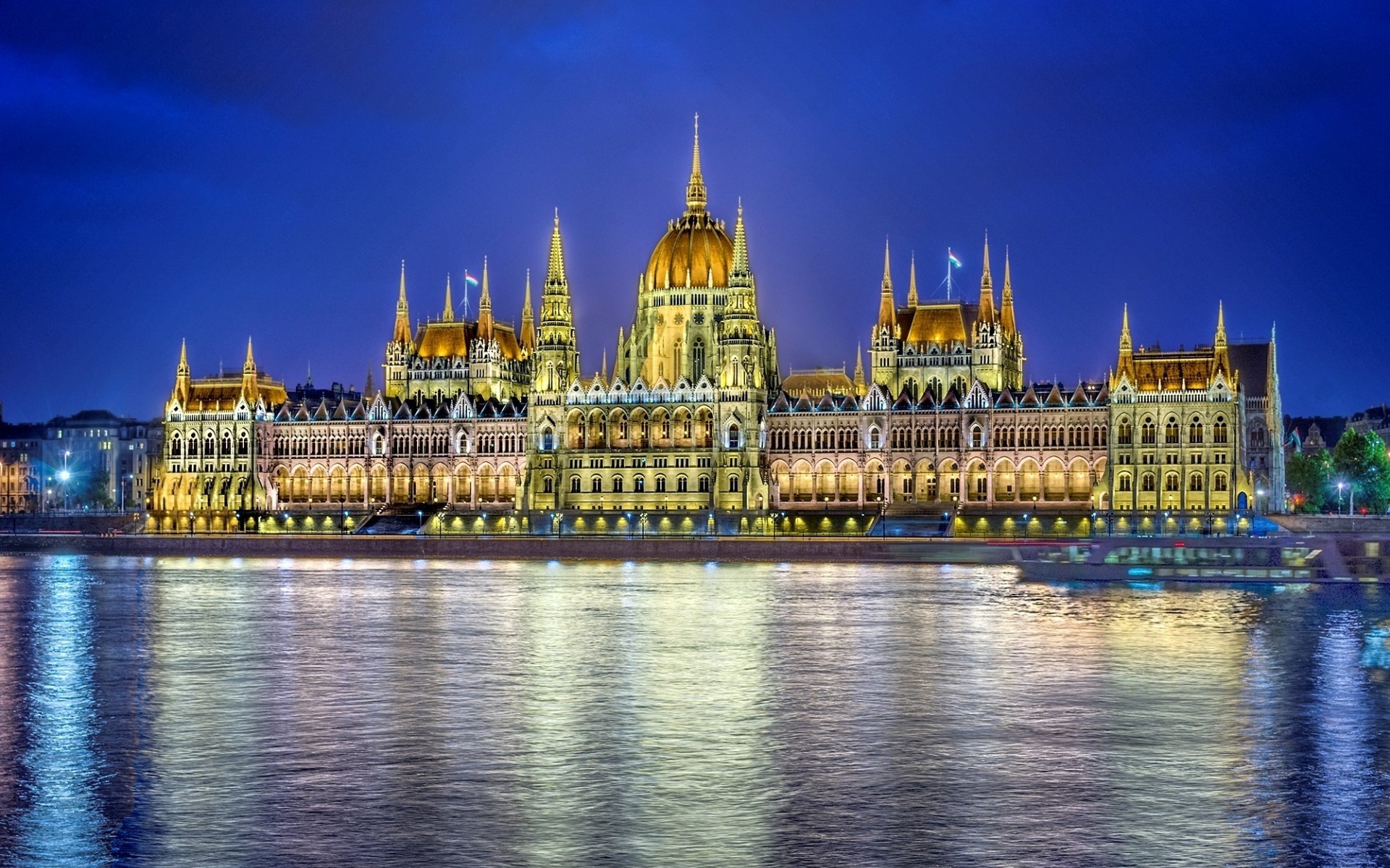 autres villes architecture voyage ville maison ciel rivière crépuscule eau château soirée tourisme parlement point de repère ville spectacle lieu extérieur tour réflexion extérieur budapest paysage