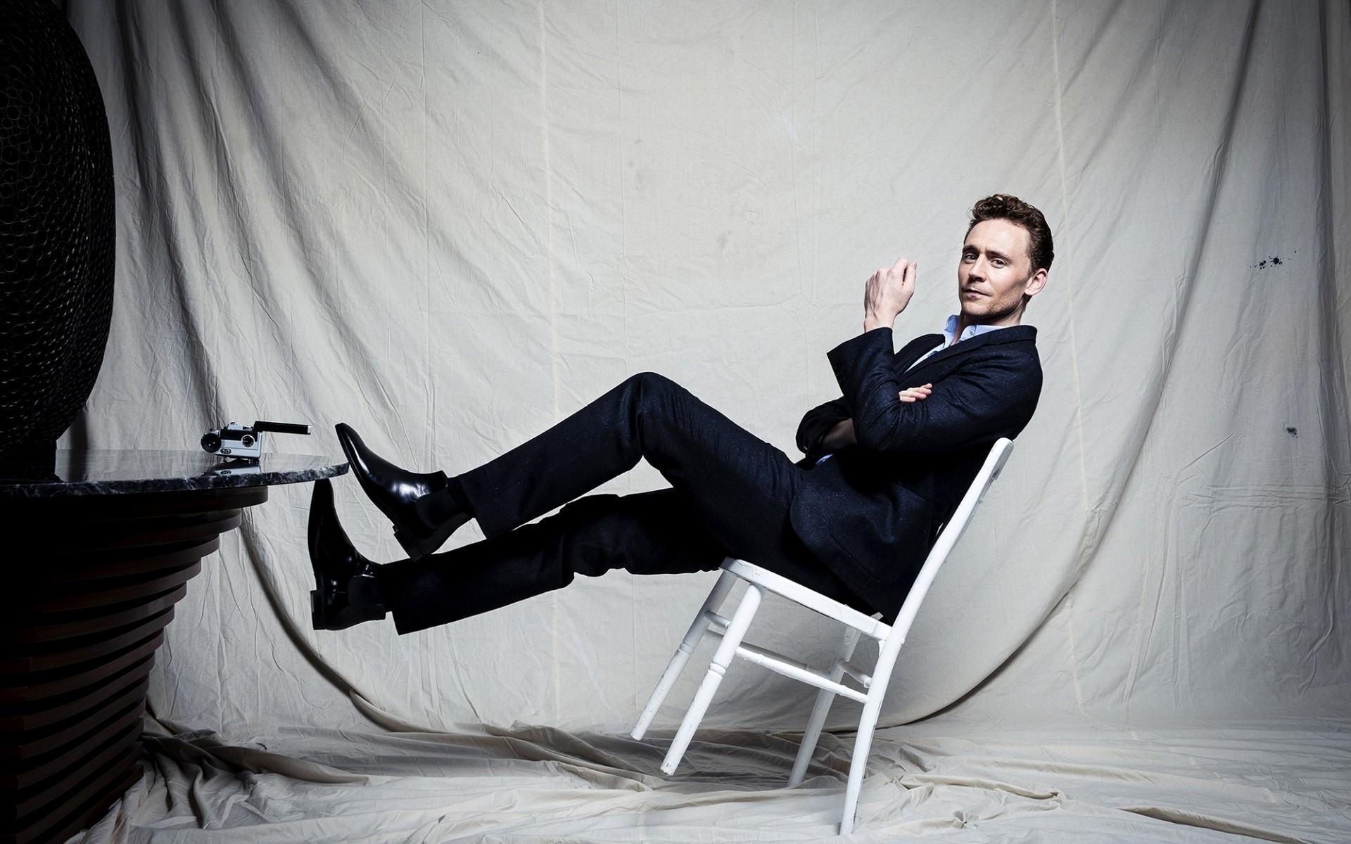 hommes unique adulte chaise portrait à l intérieur chambre homme lieu femme performance tom hiddleston acteurs célébrités