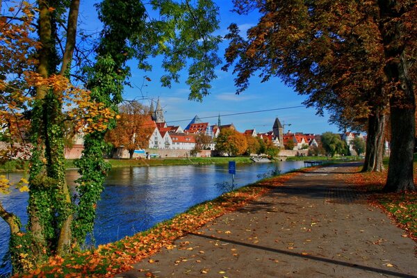 Herbstliches Deutschland mit roten Blättern