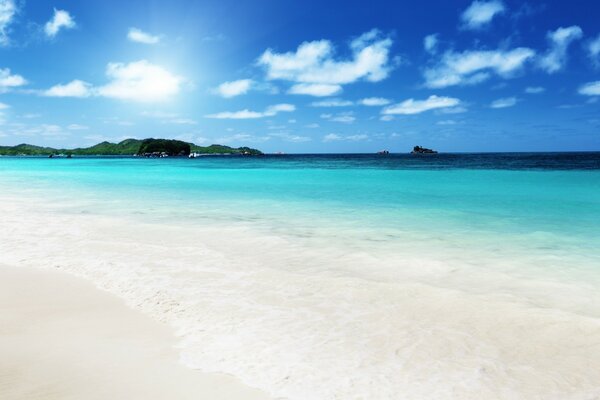 Cielo soleado sobre playas blancas y aguas turquesas