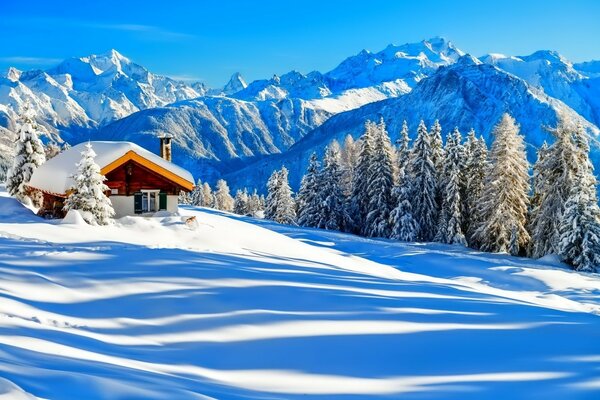 Casa aconchegante na montanha em um fundo azul