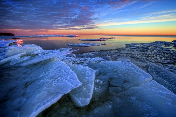 Ice blocks that are on top of each other