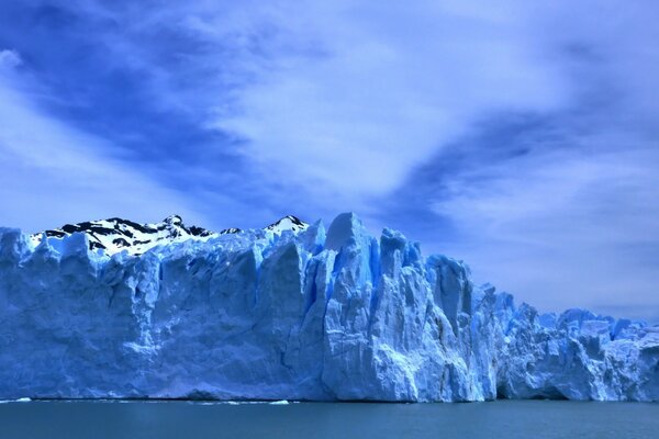 Icebergs montañosos sobre el océano