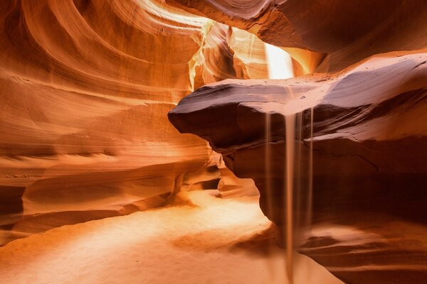 Hermosas arenas en el desierto soleado