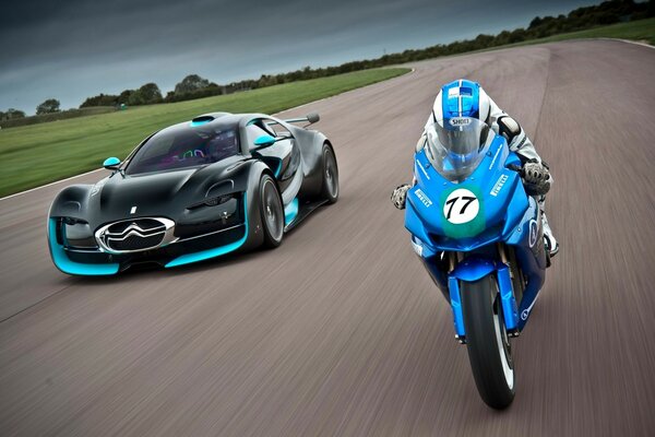 Voiture de course et moto. Belle photo