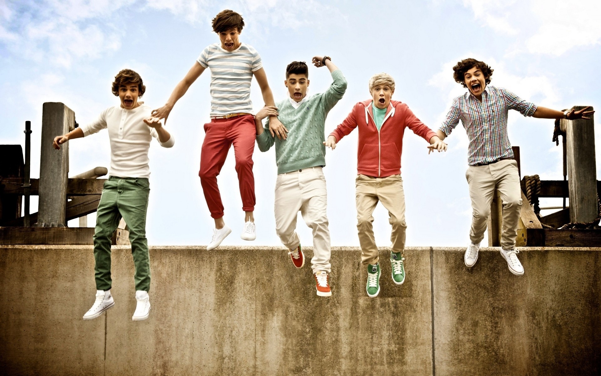 grupos musicales niño placer niño alegría felicidad hombre amistad al aire libre unión ocio familia joven equilibrio placer adolescentes activo verano estilo de vida one direction harry amigo celebridad celebridad