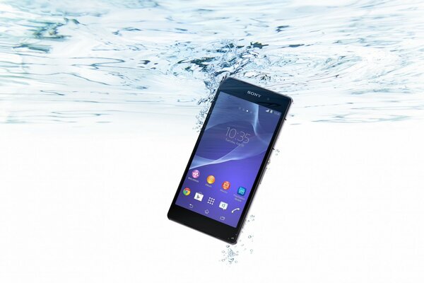 Téléphone tactile Sony dans l eau transparente