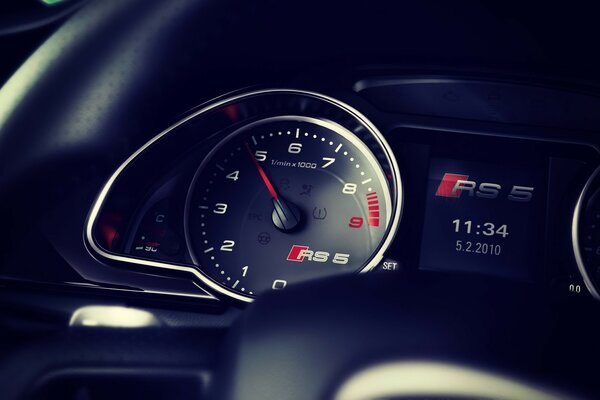 The dashboard of the speedometer in the car